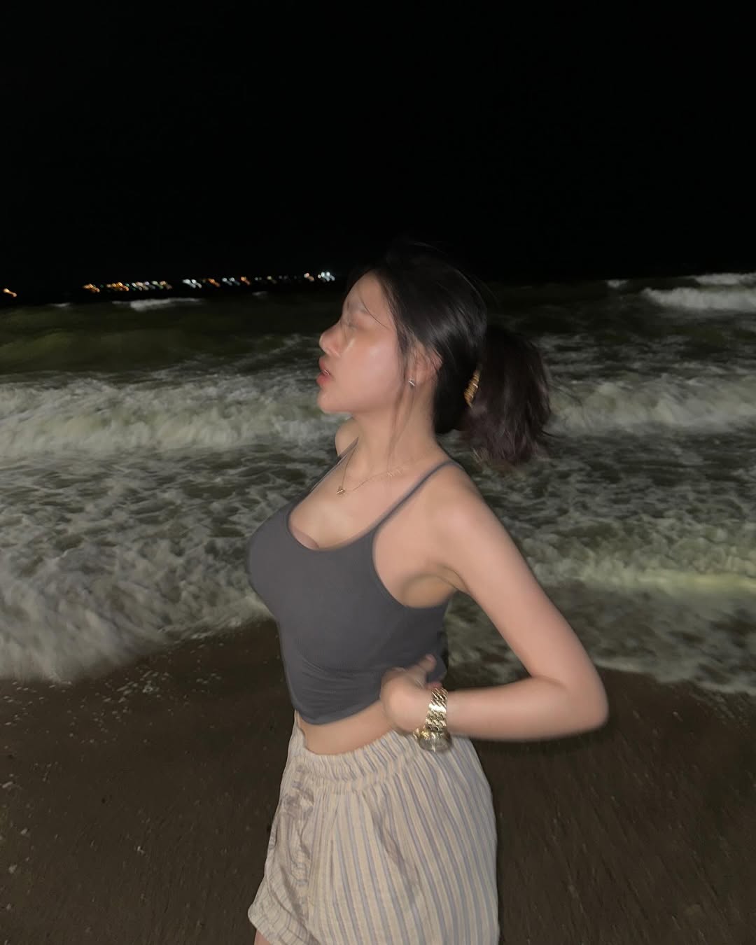 Siluet Dada Bulat di Pantai Malam Ini Bikin Semua Mata Gagal Fokus!