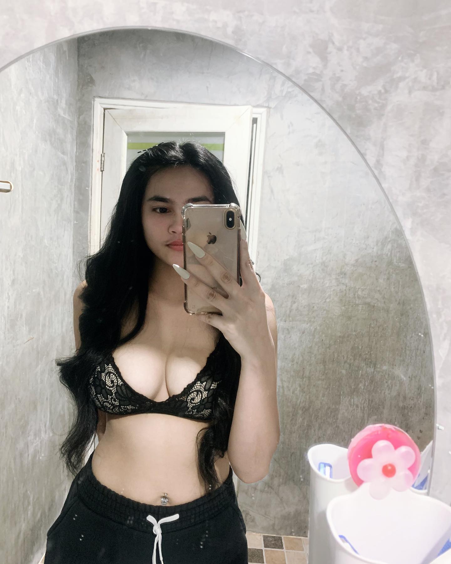 Cewek Seksi Pakai BH Hitam, Pose Nakal Difoto iPhone Bikin Salah Fokus!